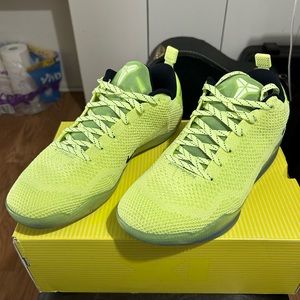 Kobe XI Elite Low 4kb - size 10 - LIQUID LIME SUPER RARE